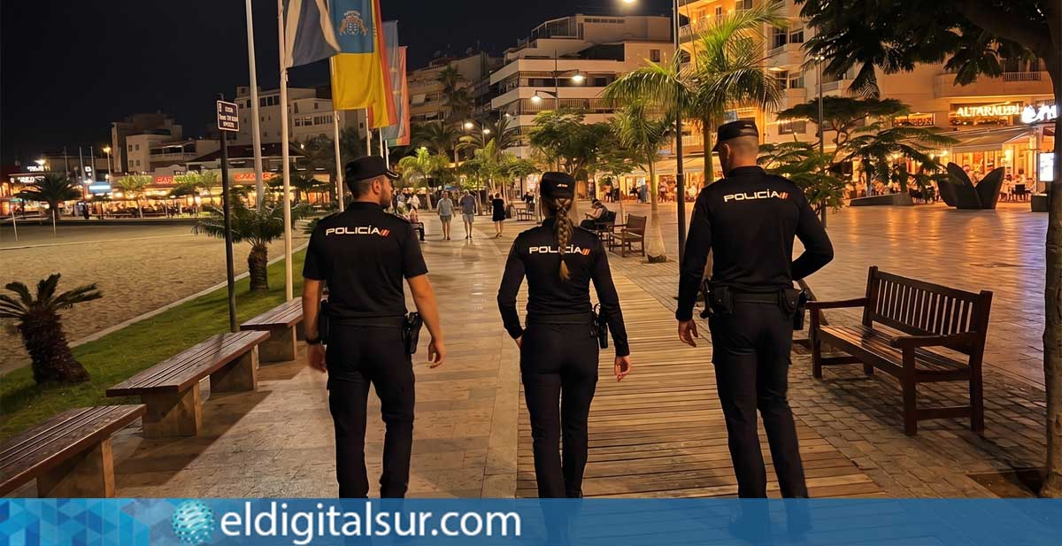 policía-nacional-180526 Foto archivo: Agentes de la Policía Nacional patrullando en Los Cristianos - Arona, Tenerife Sur / EDS