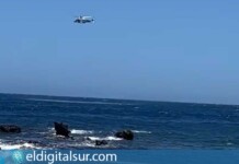 Helicóptero medicalizado del Servicio de Urgencias Canario (SUC) desplazado a la costa de Las Galletas, en Arona, durante el operativo de rescate