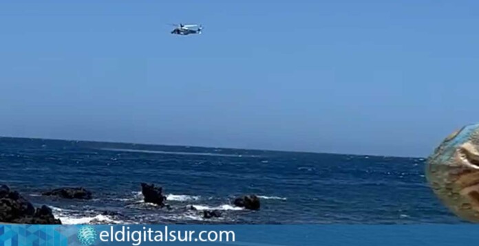 Helicóptero medicalizado del Servicio de Urgencias Canario (SUC) desplazado a la costa de Las Galletas, en Arona, durante el operativo de rescate