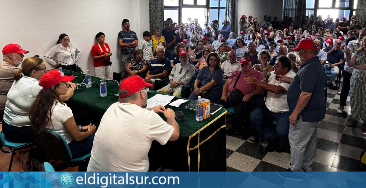 reunion-vecinos-no-ampliacion-puerto-de-los-cristianos-190526 Plataforma en Defensa de la Bahía de Los Cristianos durante una reunión celebrada previamente