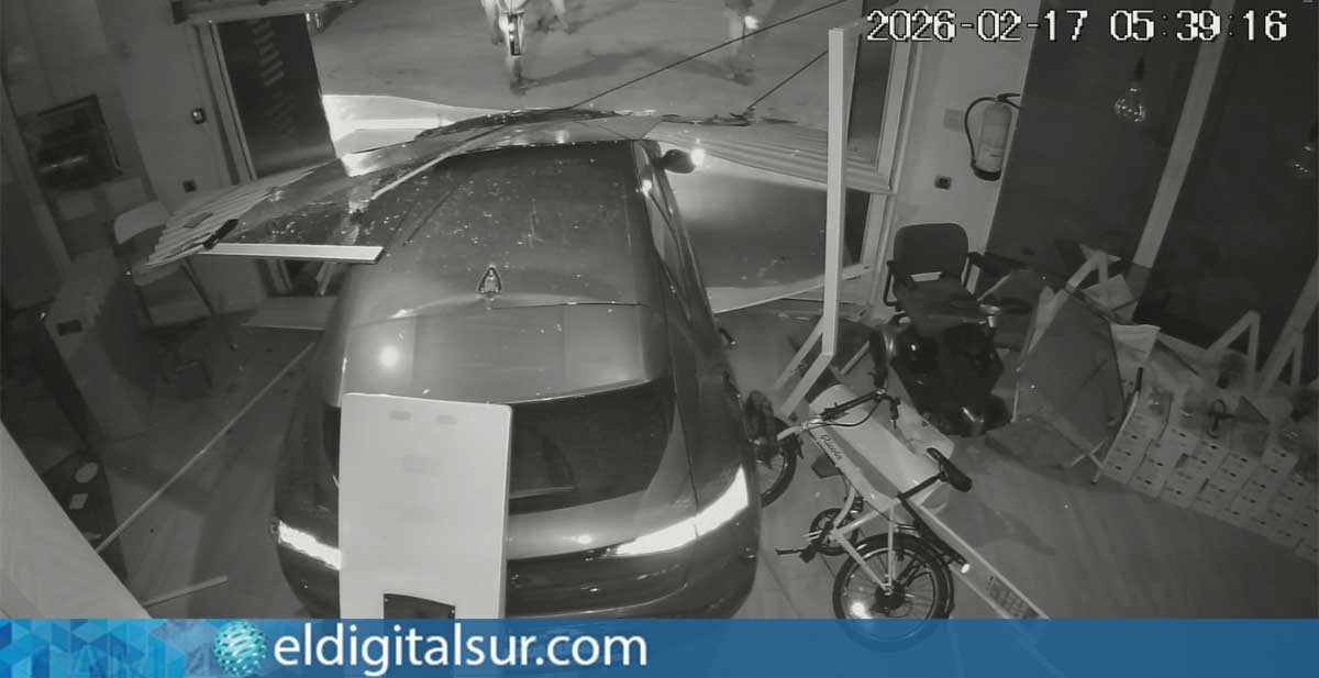 robos-violentos1-260526 Estado en el que quedó uno de los comercios asaltados por la banda tras empotrar un vehículo contra el escaparate durante un alunizaje
