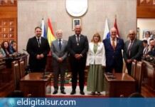 Acto de entrega de las Insignias de Oro a los tres médicos en el Ayuntamiento de Granadilla de Abona