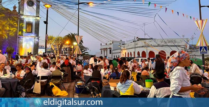 Ambiente del Baile de Taifas en la plaza de la iglesia de Granadilla de Abona