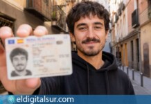 Persona mostrando su Documento Nacional de Identidad