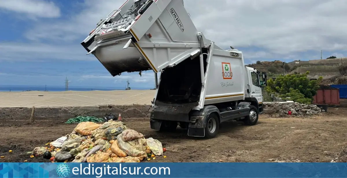 Depósito de las bolsas compostables con biorresiduos en la finca ecológica donde son tratadas para su transformación en compost destinado al sector agrícola / Ashotel