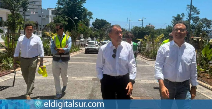 Visita institucional a la Rambla tras su renovación