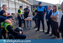El alcalde José Manuel Bermúdez y la concejala Gladis de León durante la visita a la formación de la futura UNIPOL en Los Campitos