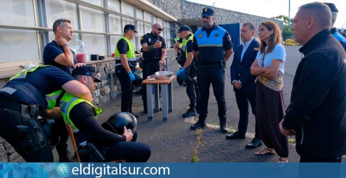 El alcalde José Manuel Bermúdez y la concejala Gladis de León durante la visita a la formación de la futura UNIPOL en Los Campitos