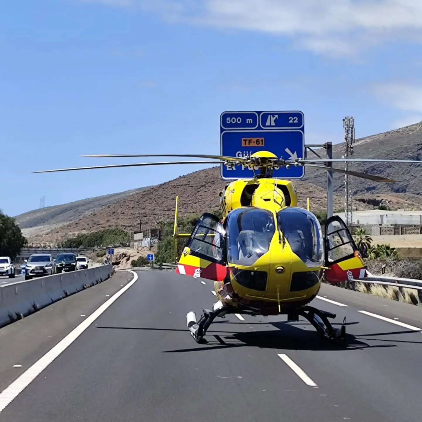 Helicóptero medicalizado del Servicio de Urgencias Canario realizando el aterrizaje de emergencia en plena TF-1