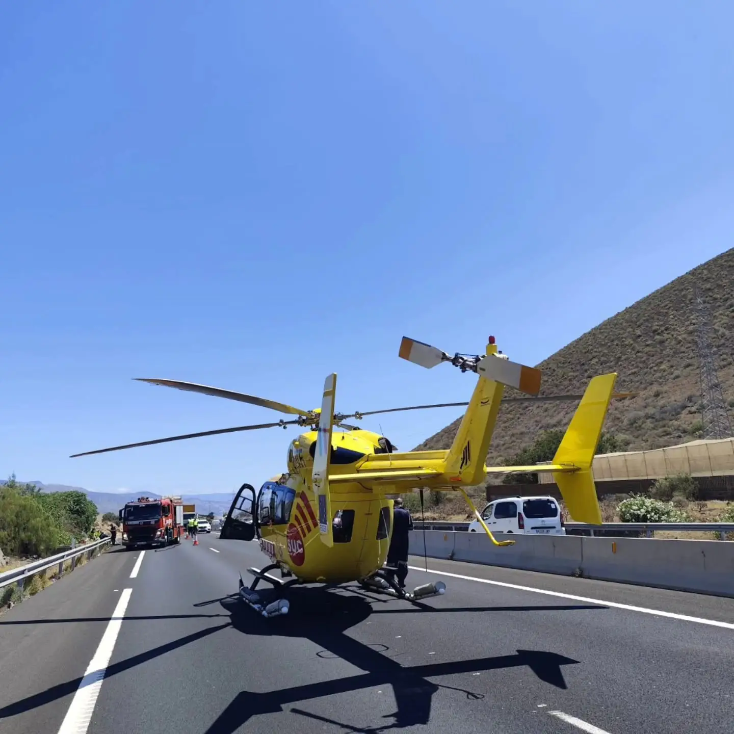 Helicóptero medicalizado del Servicio de Urgencias Canario realizando el aterrizaje de emergencia en plena TF-1 / SUC