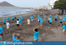 Participantes en una sesión de ‘Gimnasia en la playa’ en El Médano