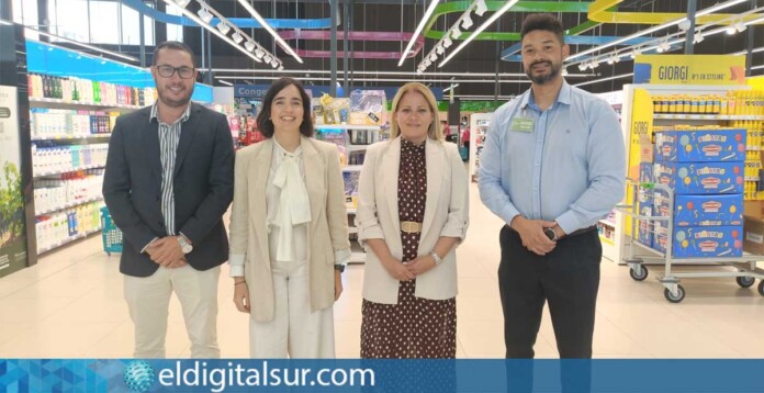 Personal de HiperDino y representantes del Banco de Alimentos, durante la presentación de la Recogida de Alimentos de Primavera en el establecimiento HiperDino Menceyes