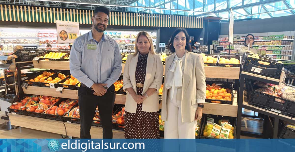 Personal de HiperDino y representantes del Banco de Alimentos, durante la presentación de la Recogida de Alimentos de Primavera en el establecimiento HiperDino Menceyes