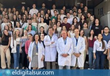 Los nuevos residentes junto a la Gerencia del Hospital Universitario Nuestra Señora de Candelaria.