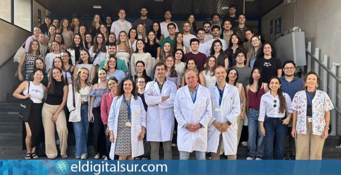 Los nuevos residentes junto a la Gerencia del Hospital Universitario Nuestra Señora de Candelaria.
