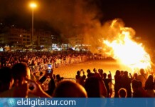 Hoguera durante la Noche de San Juan en Arona
