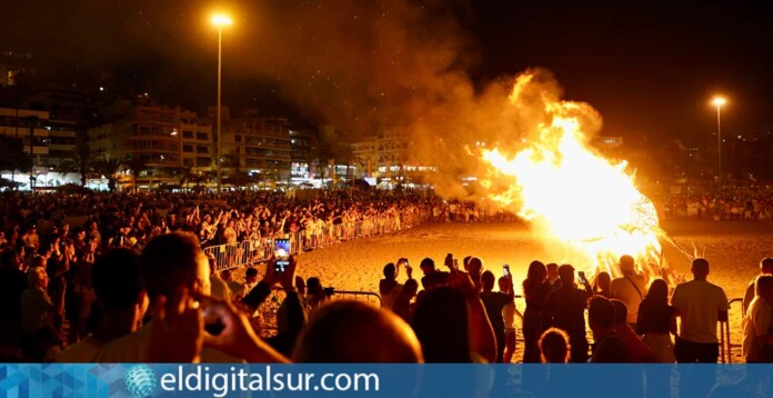Hoguera durante la Noche de San Juan en Arona