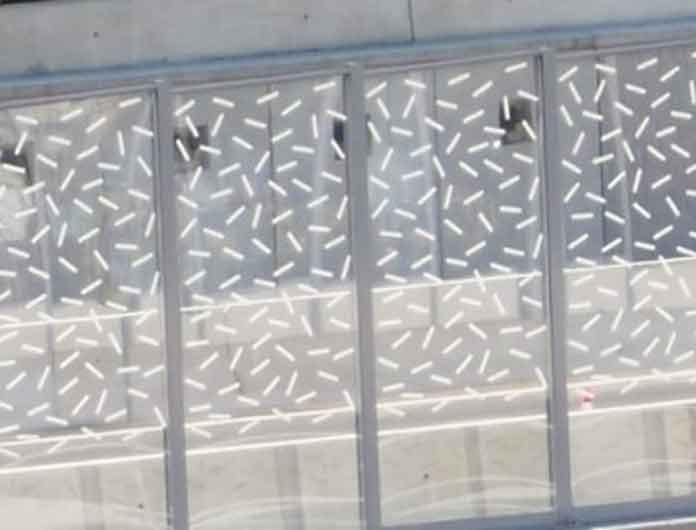 Pantalla acústica protegida con vinilos anti-colisión para aves