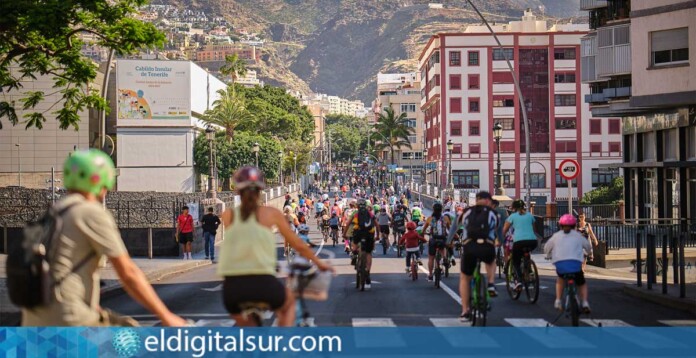 Participantes durante la Fiesta de la Bicicleta en Santa Cruz de Tenerife