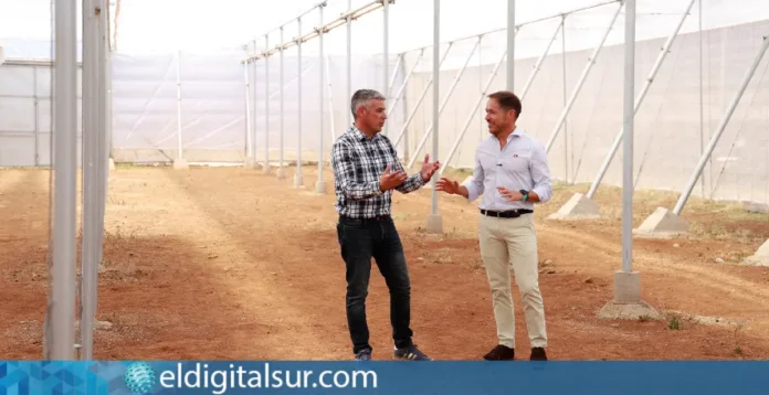 Mariano H. Zapata y Narvay Quintero durante la visita al invernadero agrovoltaico del ICIA en Güímar