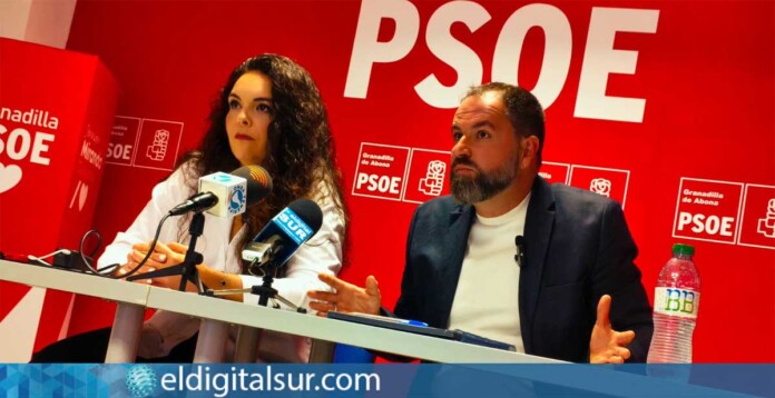 Jennifer Miranda y David Santos durante la rueda de prensa en la sede de la Agrupación Socialista de Granadilla de Abona