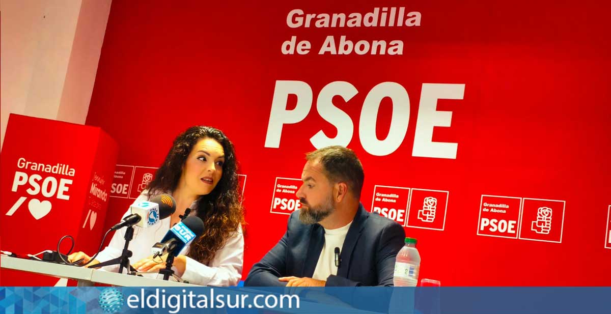 Los concejales Jennifer Miranda y David Santos durante la rueda de prensa en la sede socialista de Granadilla de Abona