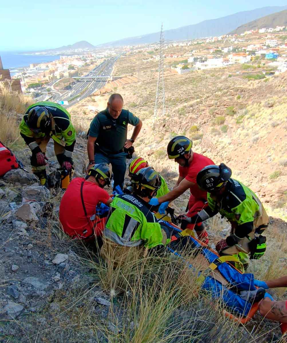 Rescate de un ciclista que cayó a unos ocho metros de altura en el Barranco de Porqueros, en Candelaria