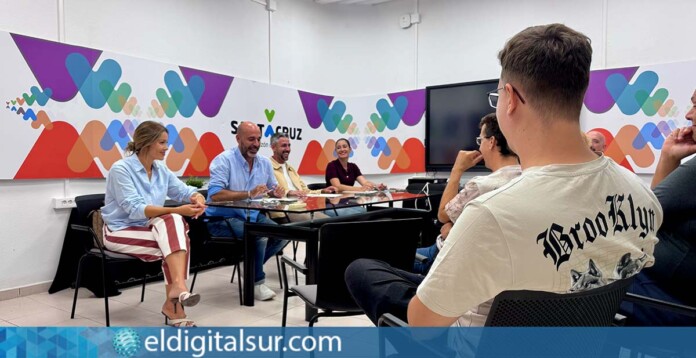 Reunión del área de Fiestas con diseñadores de reinas del Carnaval de Santa Cruz de Tenerife