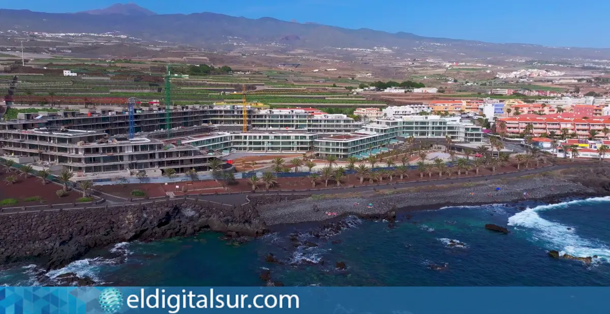A la derecha, la primera fase de la promoción Solum de AEDAS Homes junto al océano en Guía de Isora, al sur de Tenerife.