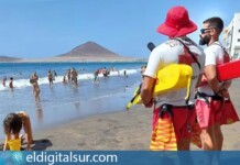 Socorristas durante el operativo de vigilancia