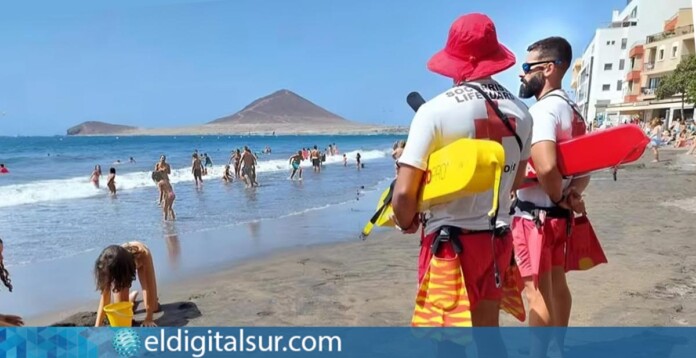 Socorristas durante el operativo de vigilancia