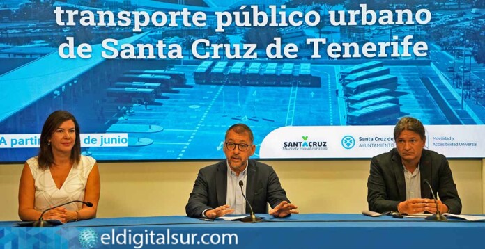 El alcalde, José Manuel Bermúdez, durante la presentación de las mejoras del transporte público en Santa Cruz de Tenerife para este verano