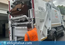 Un operario recoge el contenedor específico de CTC con biorresiduos en uno de los hoteles de Arona