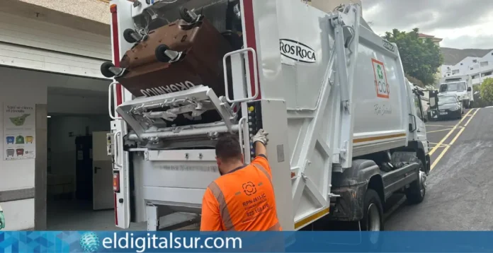 Un operario recoge el contenedor específico de CTC con biorresiduos en uno de los hoteles de Arona (1) Un operario recoge el contenedor específico de CTC con biorresiduos en uno de los hoteles de Arona
