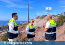 El consejero Valentín González durante la visita a las obras de regeneración del talud de la TF1 en Mercatenerife