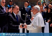 El alcalde José Manuel Bermúdez entrega al Papa León XIV la réplica de la Cruz Fundacional de Santa Cruz de Tenerife durante su visita a la ciudad