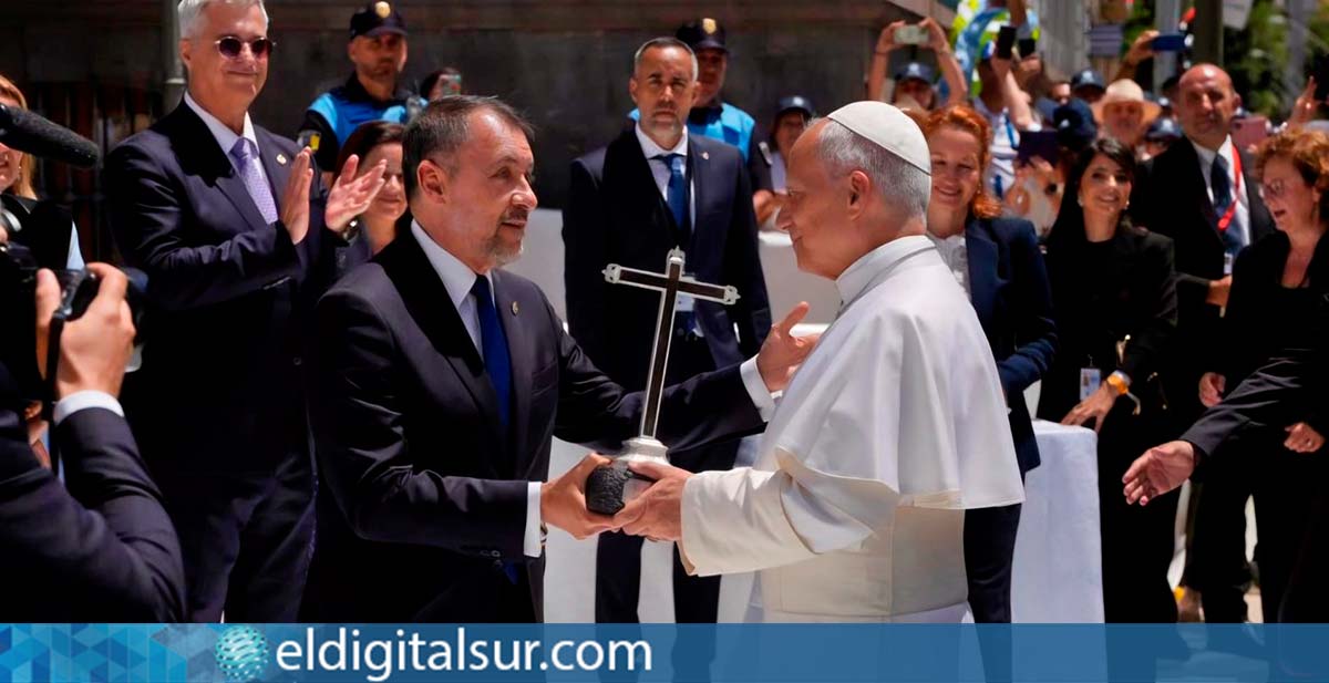 Visita-Papa-León-XIV-Santa-Cruz-de-Tenerife-120626 El alcalde José Manuel Bermúdez entrega al Papa León XIV la réplica de la Cruz Fundacional de Santa Cruz de Tenerife durante su visita a la ciudad