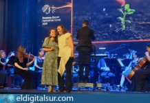 Yolanda Barahona (i) y Raquel López recogen el Premio Dircom al mejor informe de Sostenibilidad_