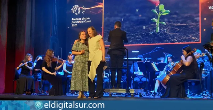 Yolanda Barahona (i) y Raquel López recogen el Premio Dircom al mejor informe de Sostenibilidad_