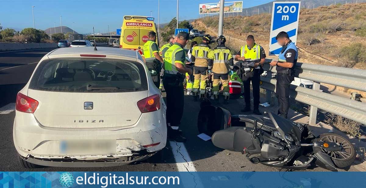 accidente-100626 Imagen del operativo de emergencia desplegado en la TF-1 a la altura de Candelaria tras la colisión entre un turismo y una motocicleta, que dejó a un motorista en estado crítico