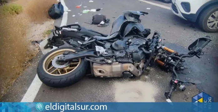 Estado en el que quedó la motocicleta tras la violenta colisión registrada en la TF-28, a la altura de El Mojón, en Arona / Foto: Policía Local de Canarias Blog