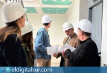 Trabajos de instalación de uno de los nuevos ascensores en la comunidad C-13 de Añaza