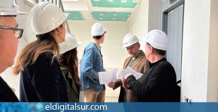 Trabajos de instalación de uno de los nuevos ascensores en la comunidad C-13 de Añaza