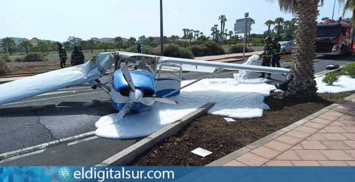 La avioneta quedó detenida sobre la calzada de la calle María de los Ángeles Ascanio Cullén, en San Miguel de Abona, mientras efectivos del Consorcio de Bomberos de Tenerife trabajaban para controlar el derrame de combustible y asegurar la zona