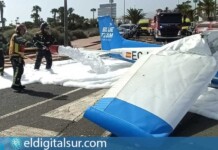 Efectivos de emergencia intervienen en Amarilla Golf, en San Miguel de Abona, tras el aterrizaje forzoso de una aeronave ligera en una vía pública de la zona