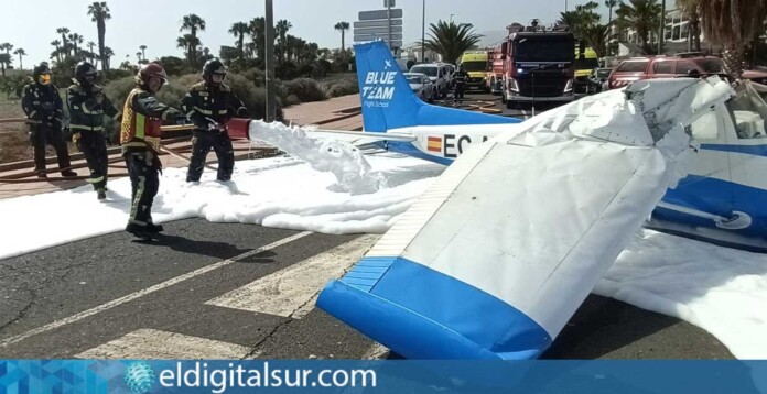 Efectivos de emergencia intervienen en Amarilla Golf, en San Miguel de Abona, tras el aterrizaje forzoso de una aeronave ligera en una vía pública de la zona