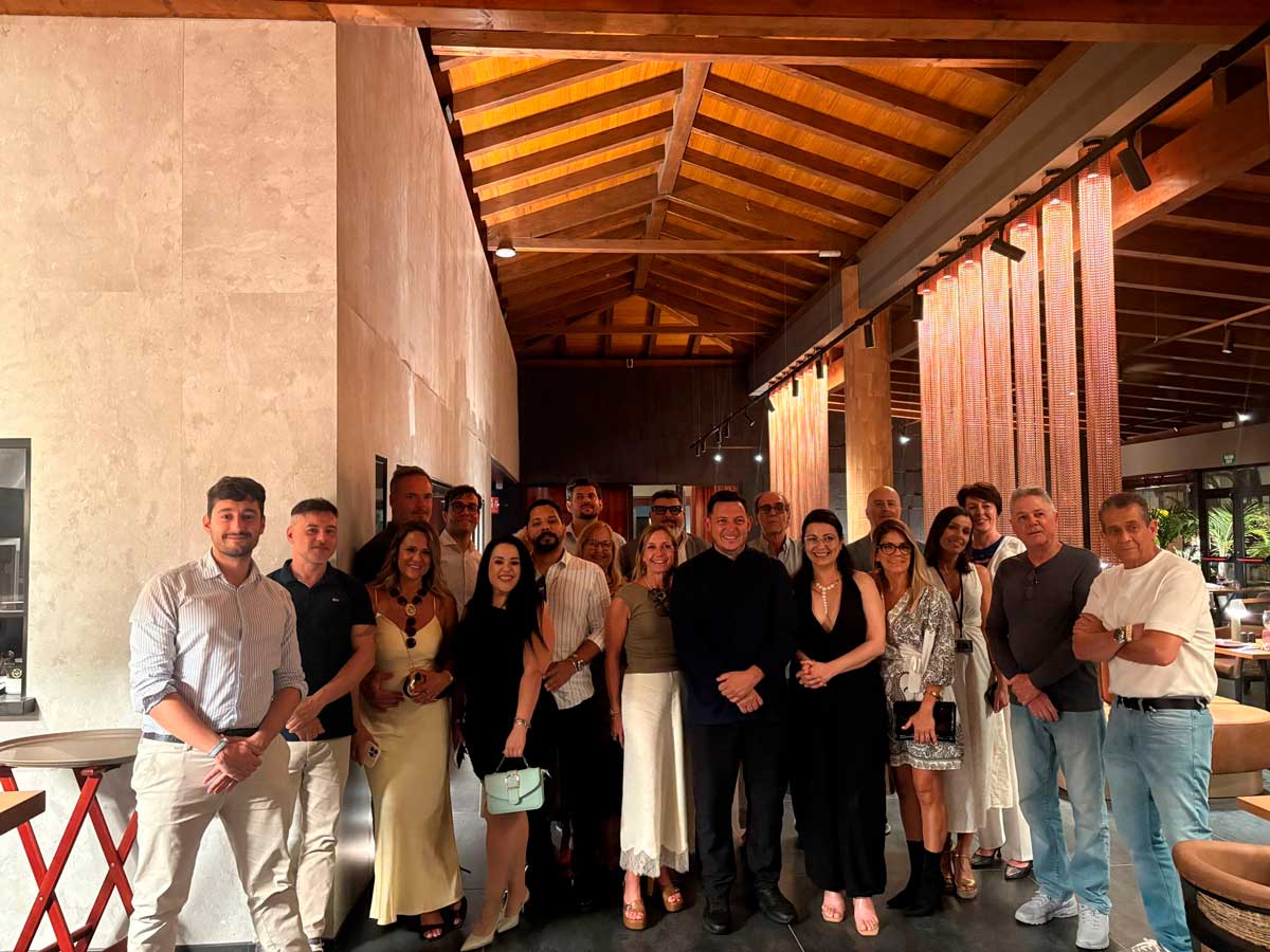 Invitados y medios de comunicación durante la presentación oficial del restaurante Volcán en el complejo Bahia Principe Escape Tenerife