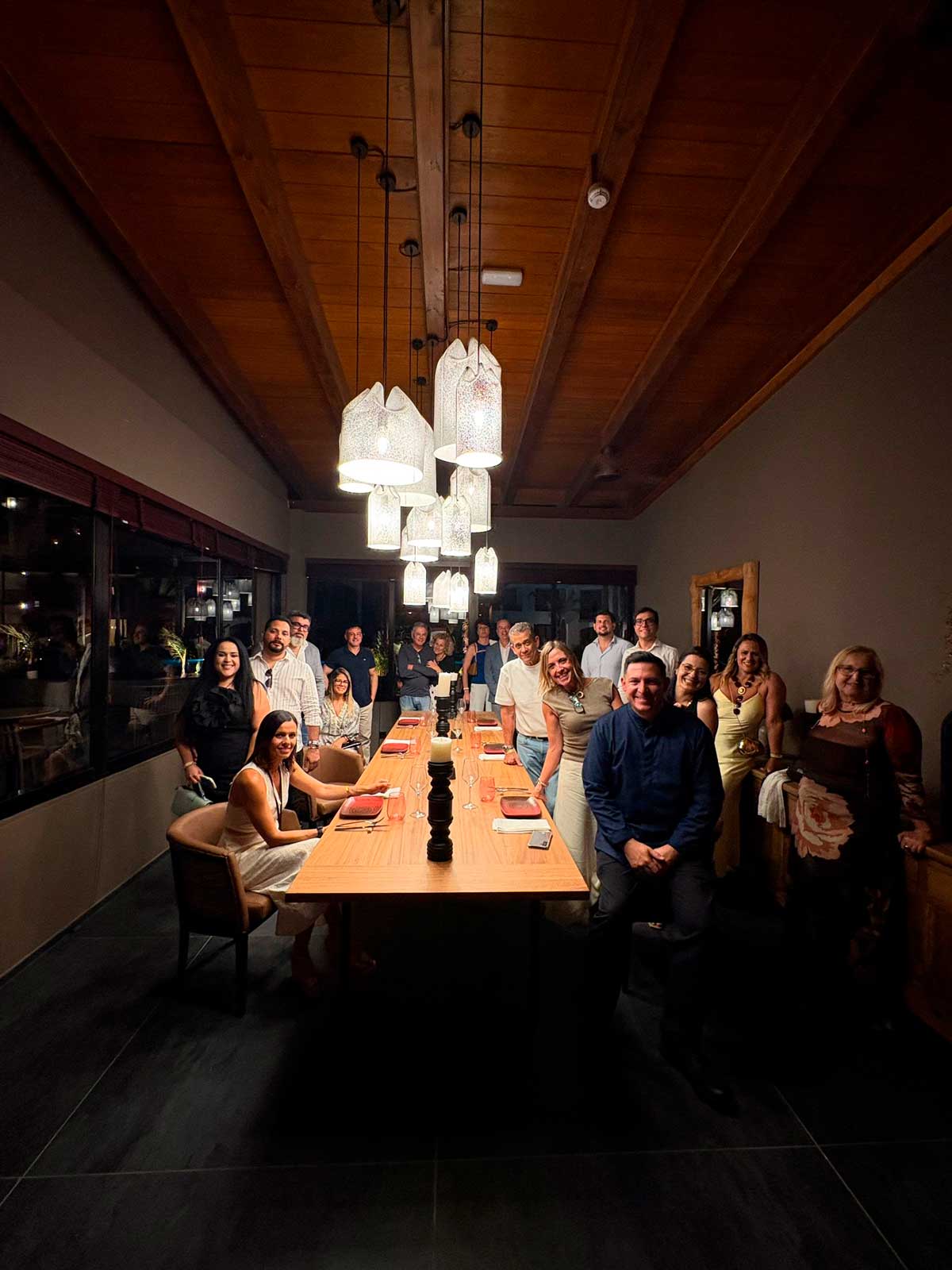 El chef Abel Ferrándiz comparte con invitados y medios durante la presentación de la nueva propuesta gastronómica del restaurante Volcán en Costa Adeje