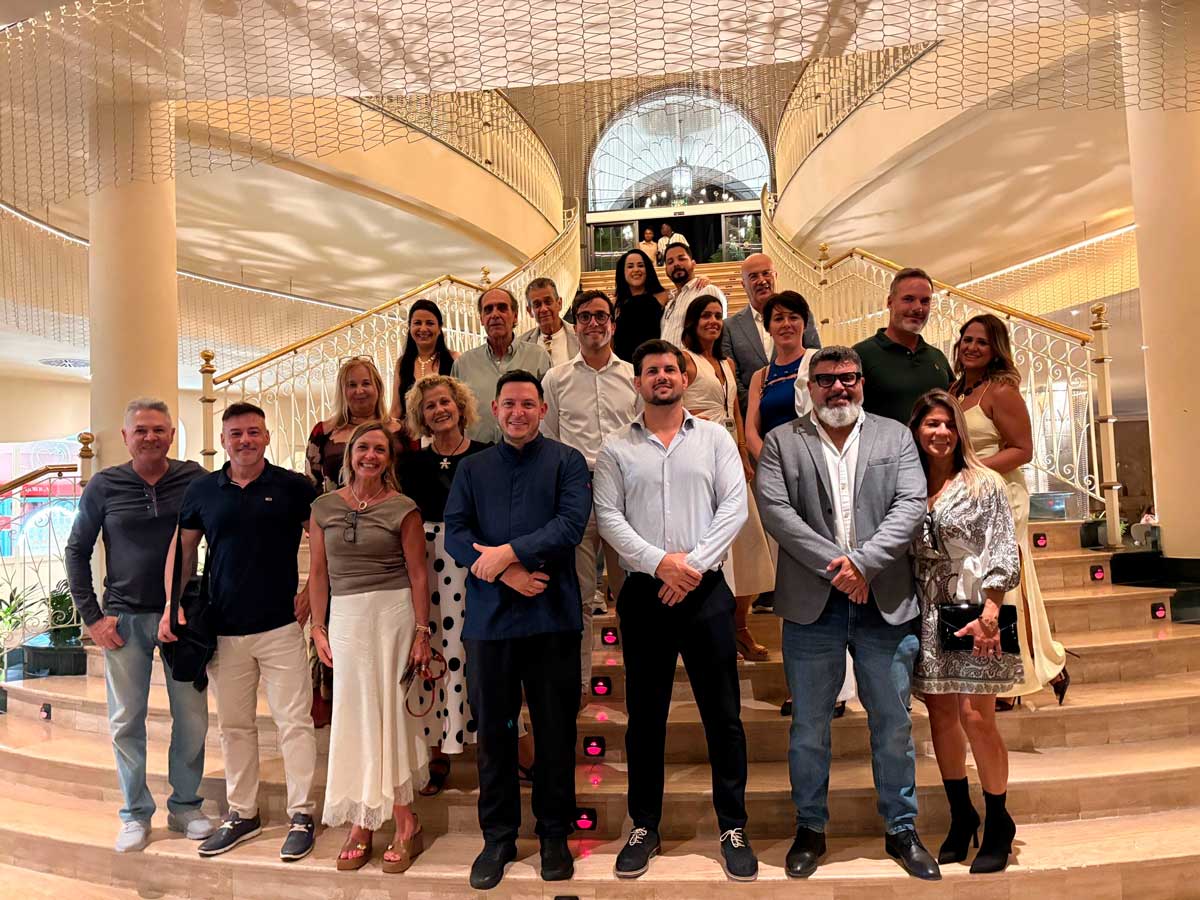 Foto de familia de los invitados al término de la velada inaugural en el restaurante Volcán, en Costa Adeje