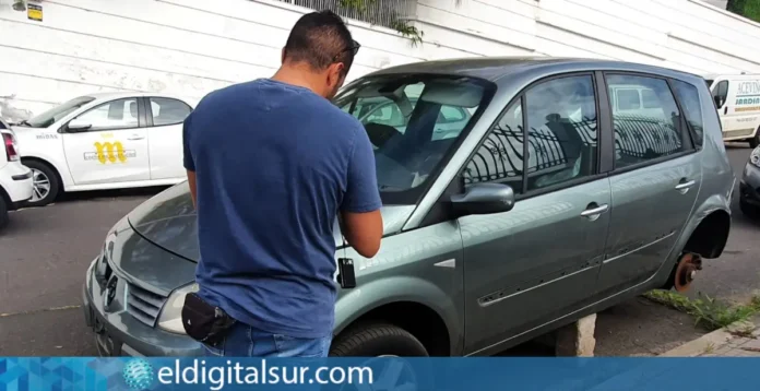 Vehículo estacionado en la vía pública